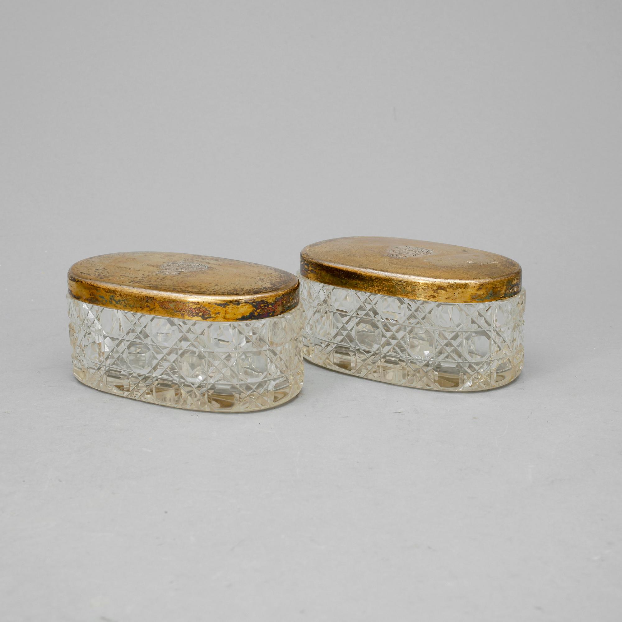 TOALETTSET, glas samt silver, Jacob Engelbert Torsk, 1899. Total silvervikt ca 263 gram.