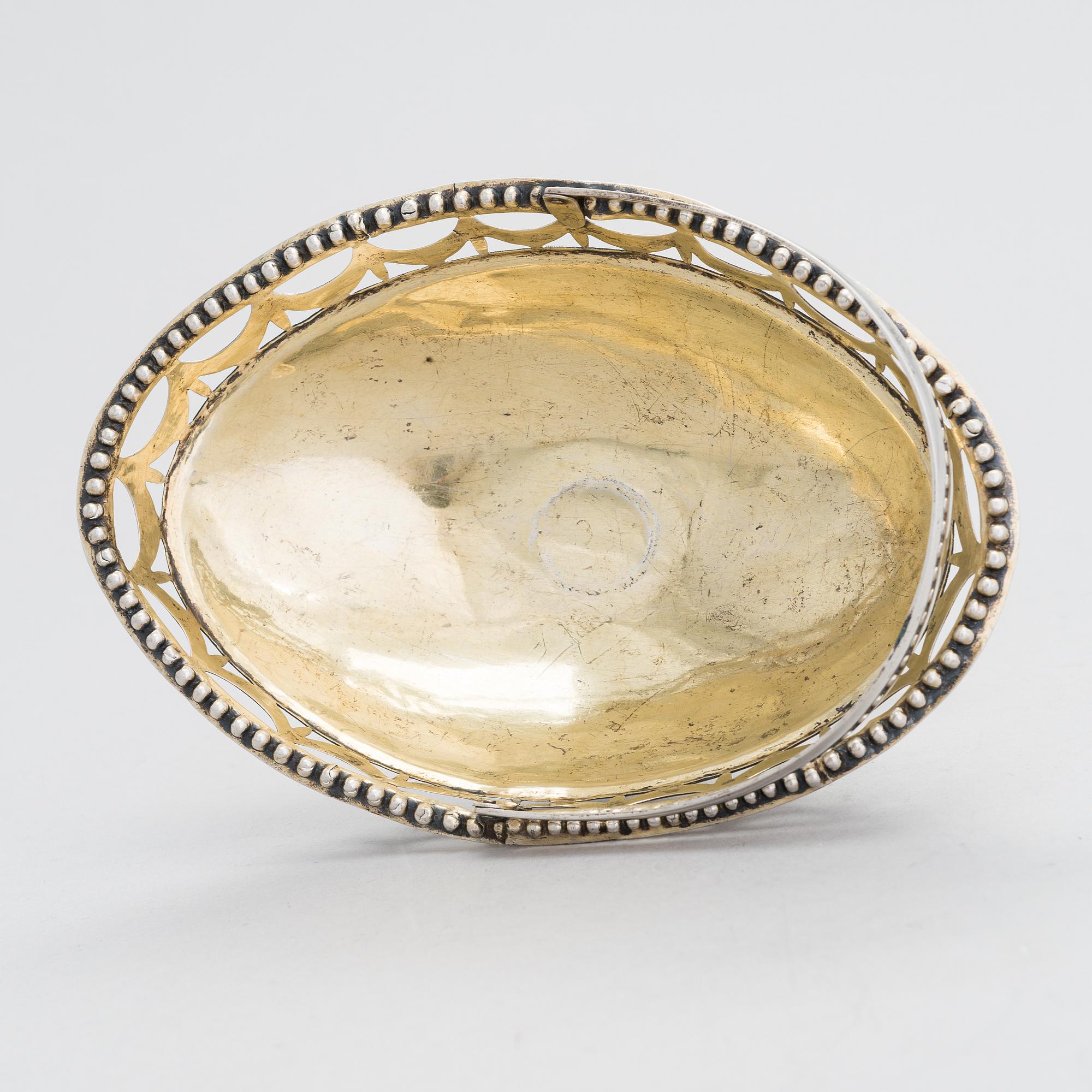 A parcel-gilt silver sweet meat basket from around year 1800.