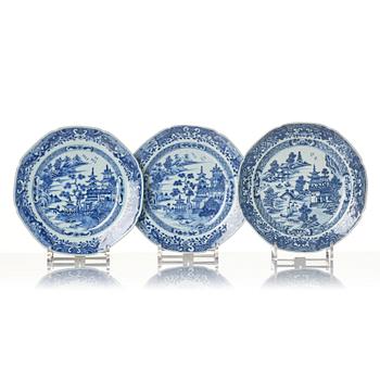 A matched set of 8 blue and white dishes, Qing dynasty, Qianlong (1736-95).