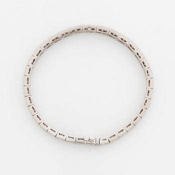 An 18K white gold bracelet set with round brilliant-cut diamonds.