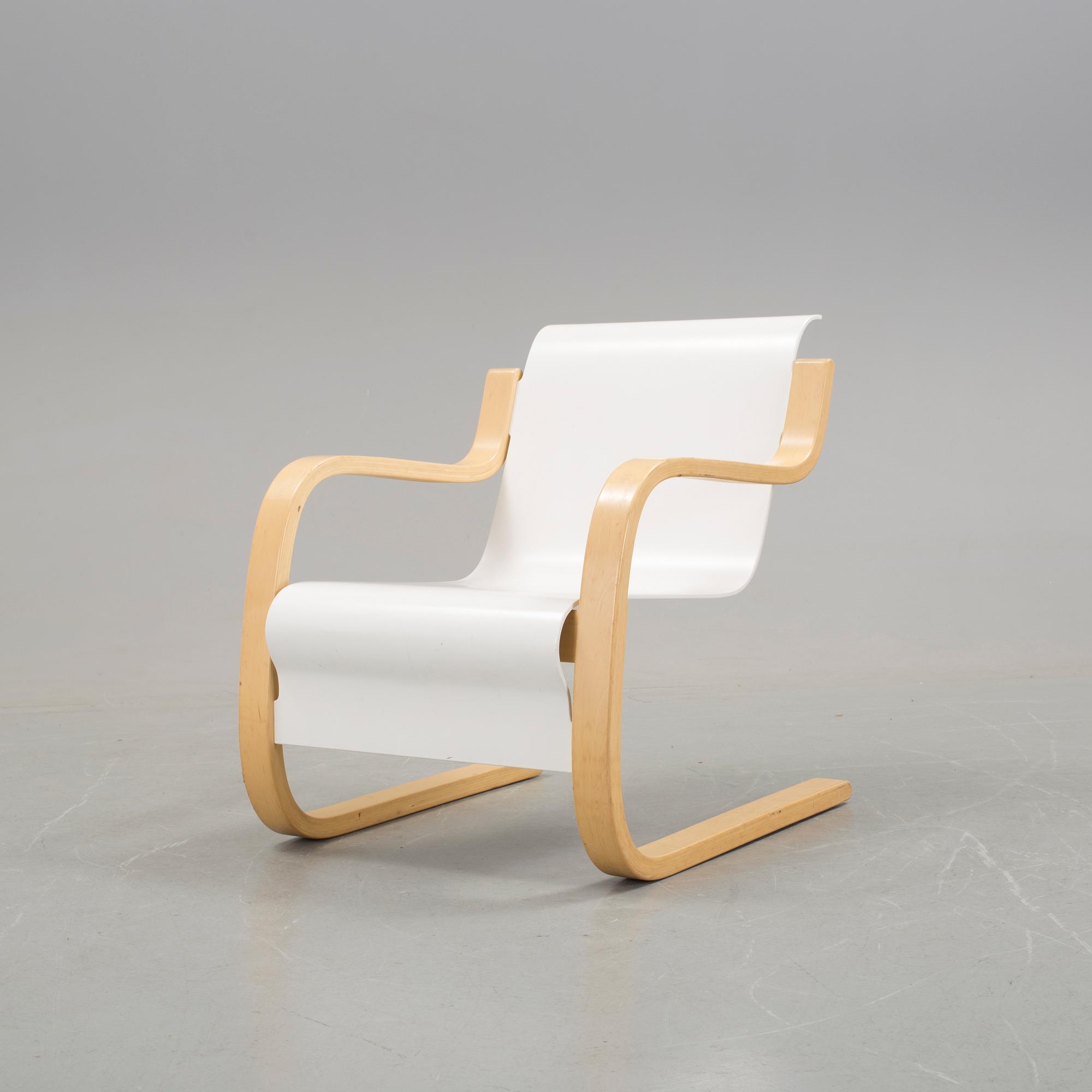 ALVAR AALTO, a model 402 easy chair for Artek 21st century. - Bukowskis
