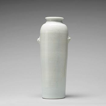 785. A blanc de chine vase, Qing dynasty, Kangxi (1662-1722).