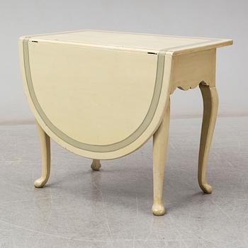 A late 18th or early 19th century gate leg table.