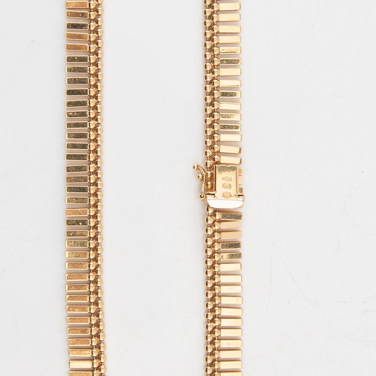 An 18K gold necklace by Unoaerre Italy.