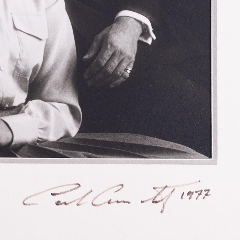 Royal photograph, King Carl XVI Gustaf och drottning Silvia, signed and dated 1977. Photo signed Claës Lewenhaupt.