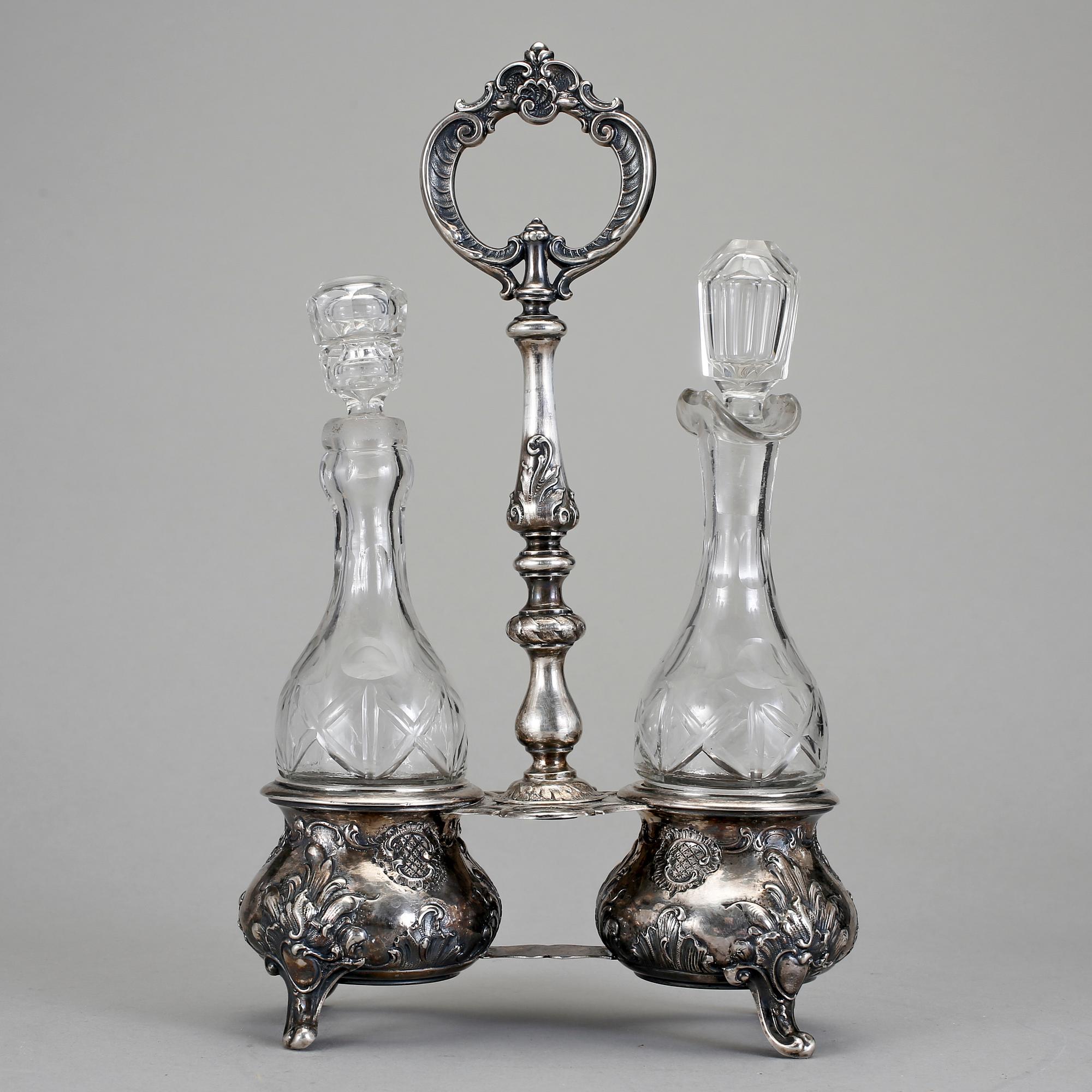 BORDSSURTOUT, silver och glas, troligen Österrike-Ungern,  1800-tals slut. Vikt ca 244,6 g.