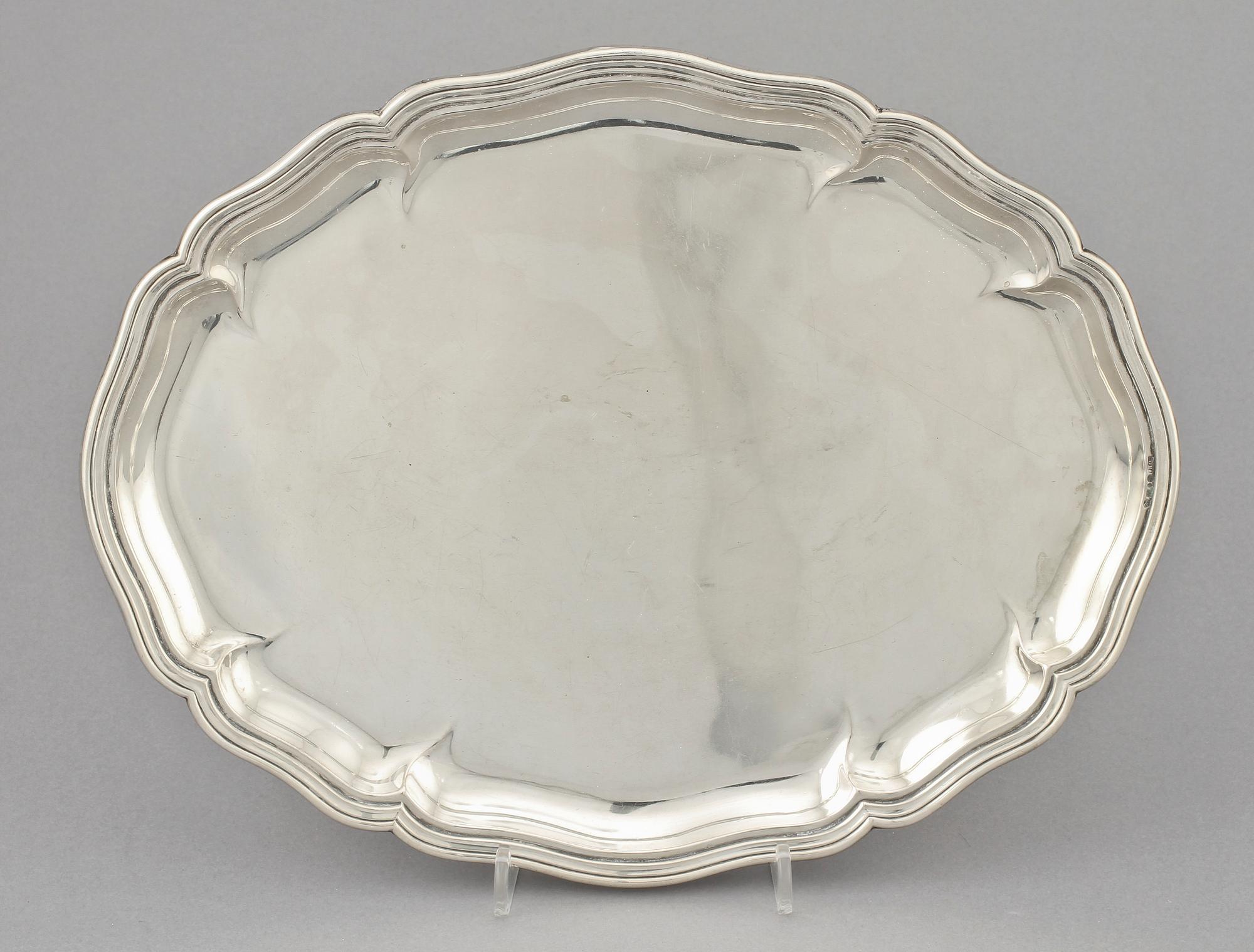BRICKA, silver, C G Hallberg, Stockholm, 1920. Vikt 455 g.
