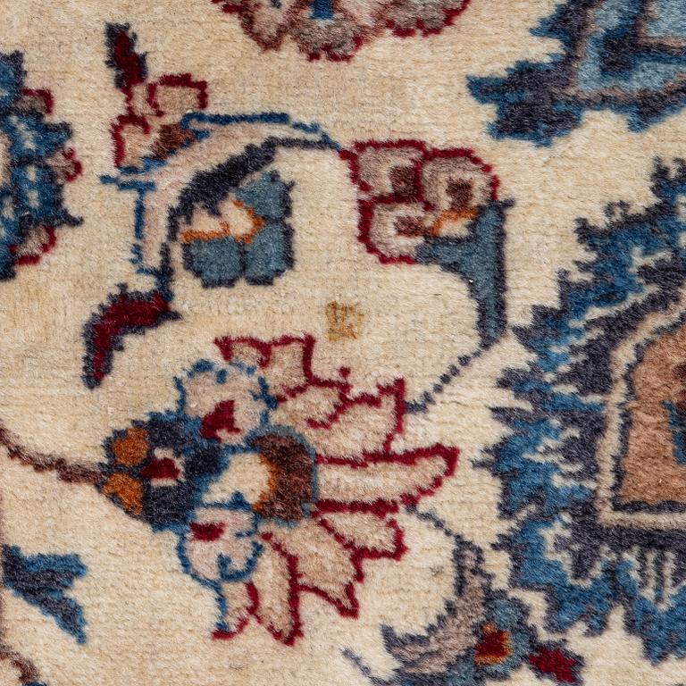 A Tabriz carpet, a. 373 x 286 cm.