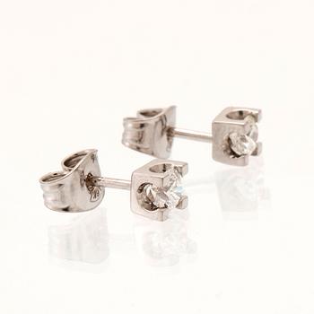 Örhängen ett par 18K vitguld med runda briljantslipade diamanter.