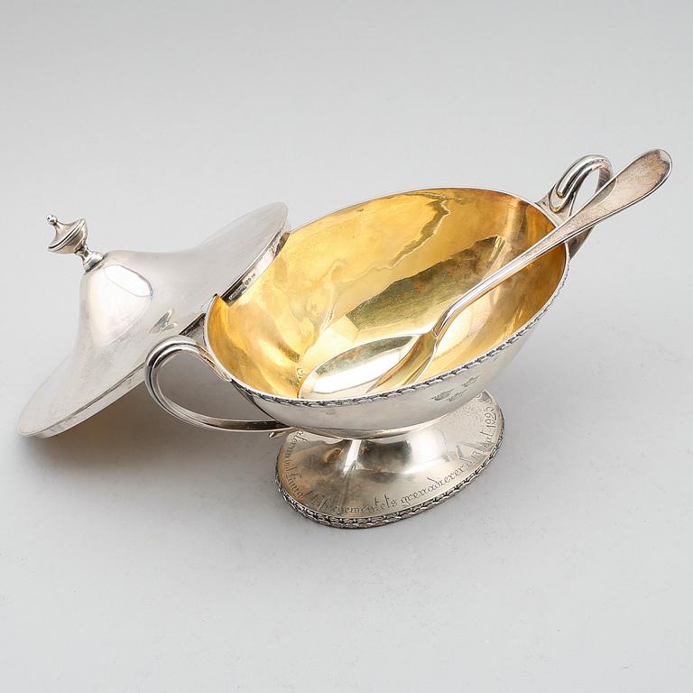 STRÖSOCKERSKÅL, silver, gustaviansk stil, Uppsala 1924. Total vikt ca 439 cm.