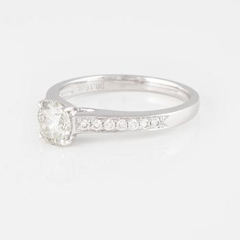 RING, 18K vitguld med briljantslipad diamant ca 0.70 ct samt små briljantslipade diamanter ca 0.15 ct. Vikt 2,9 gram.