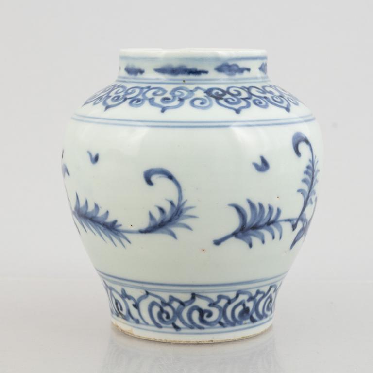 A Chinese blue and white porcelain jar, Ming dynasty (1368–1644).
