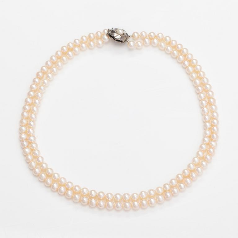 A two-strand pearl collier ja sterlinghopeaa.