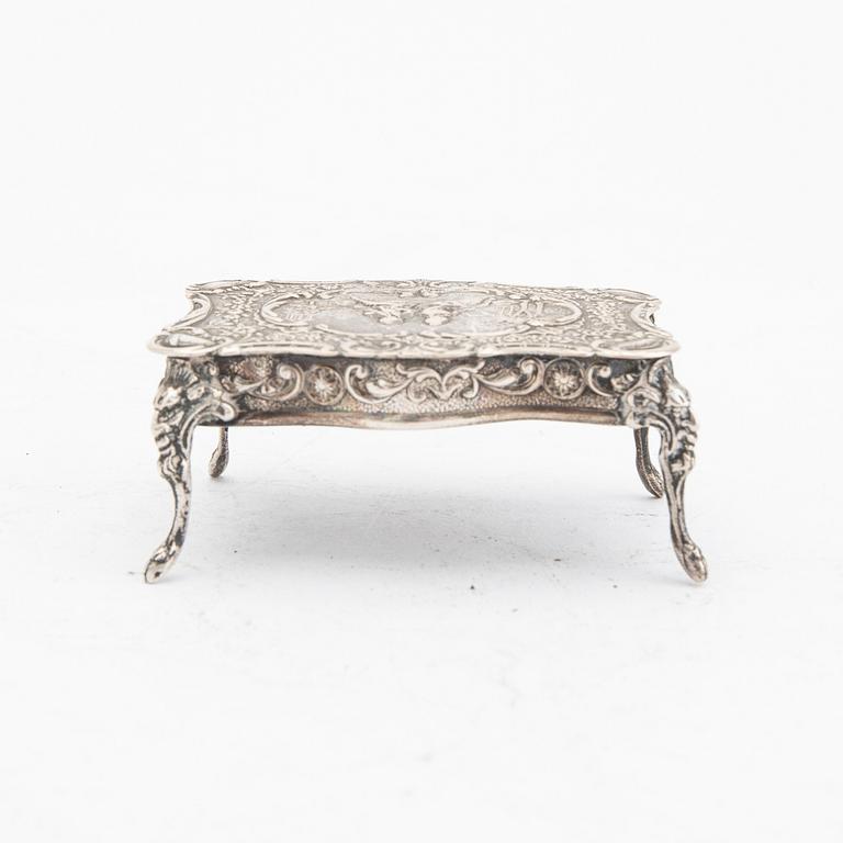 An early 20th century set of eight miniature furnitures in silver, weight 158 grams.