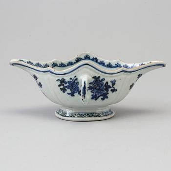 A blue and white export porcelain saucer, Qing dynasty, Qianlong (1736-95).