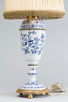 BORDSLAMPA, porslin, trol. Meissen 1900-talets första hälft.