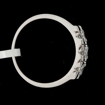 RING, 18k vitguld med briljantslipade diamanter tot ca0,63ct. Vikt 5g.