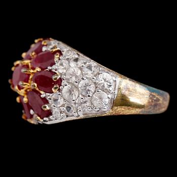 RING, förgyllt sterlingsilver, rubiner tot ca 2.00 ct, vita safirer tot ca 2.00 ct.