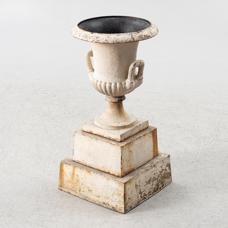 Trädgårdsurna på sockel, 1900-tal.