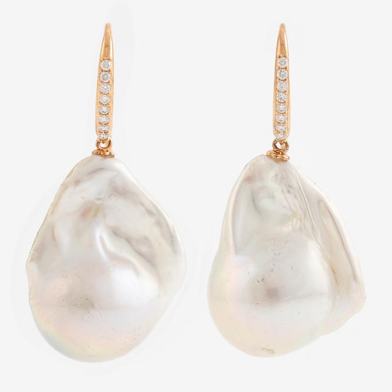 Örhängen 18K guld med odlade barocka sötvattenspärlor och briljantslipade diamanter.