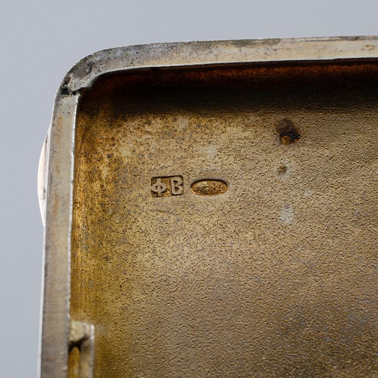 CIGARETTETUI, silver, Ryssland, 1900-talets första hälft. Vikt ca 142 gram.