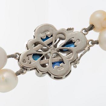 Pärlcollier med naturliga pärlor Ø 4.10-10 mm samt mindre pärlor emellan.
