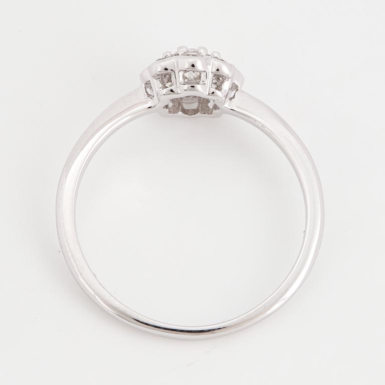RING, med briljantslipade diamanter, blomformad.