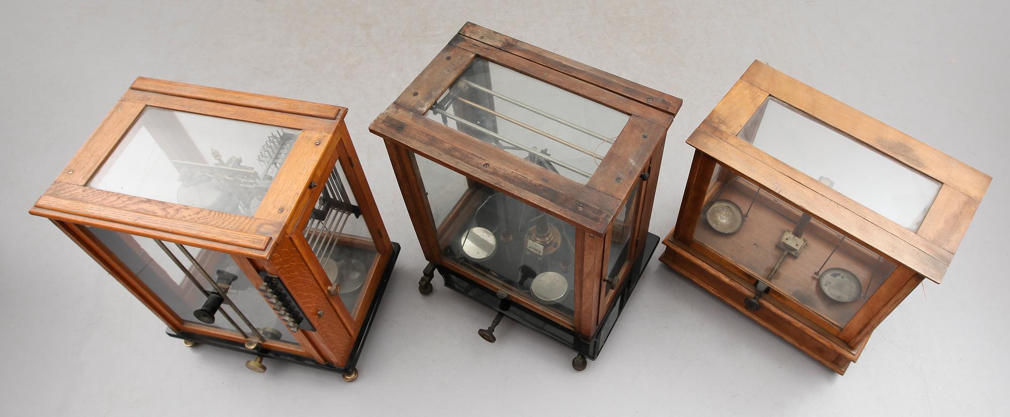 APOTEKSVÅGAR, mässing, 3 st, tidigt 1900-tal.