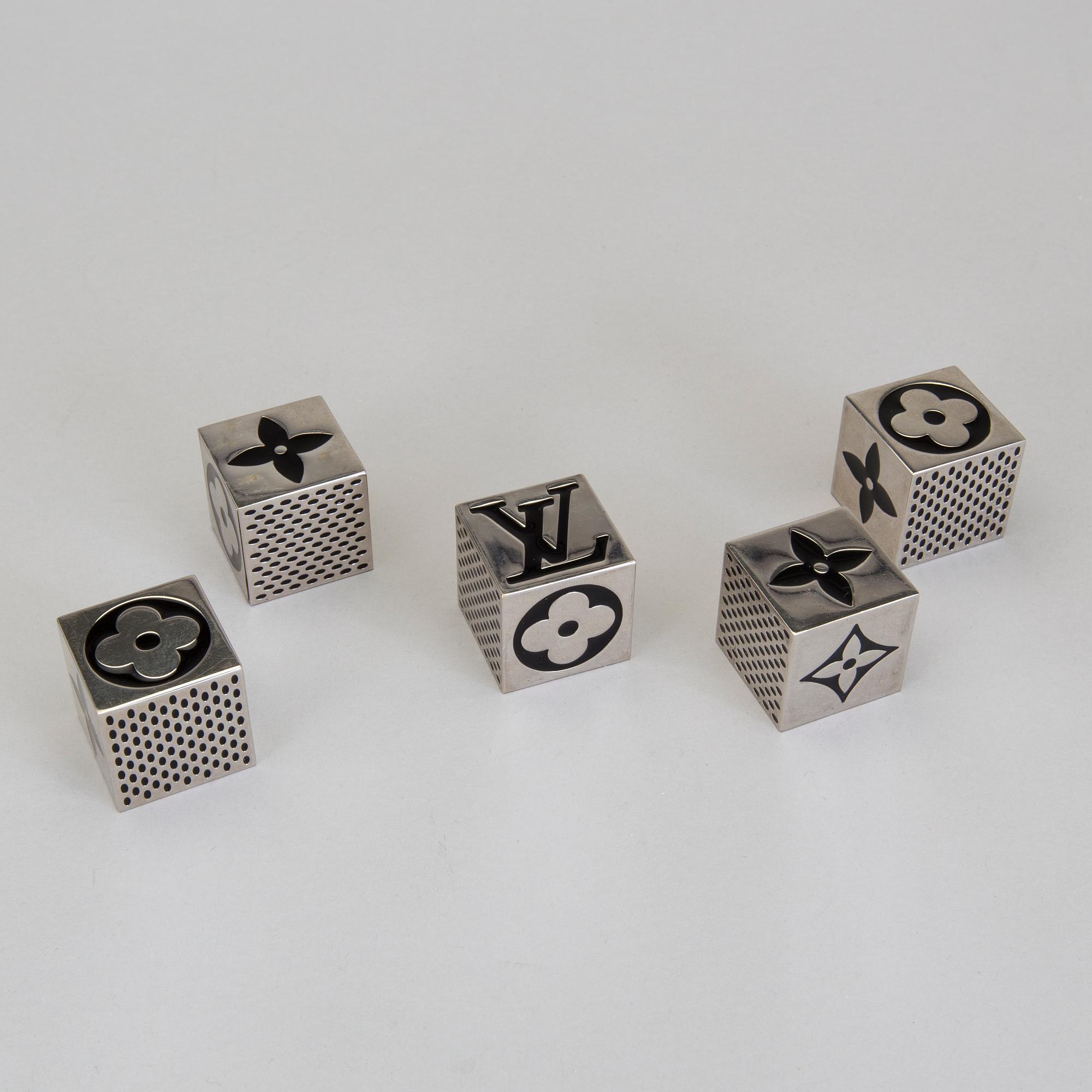 Five piece magnetic Louis Vuitton Monogram cube game dice. - Bukowskis