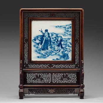 292. A table screen with a blue and white porcelain plaque, Qing dynasty, 19th Century.