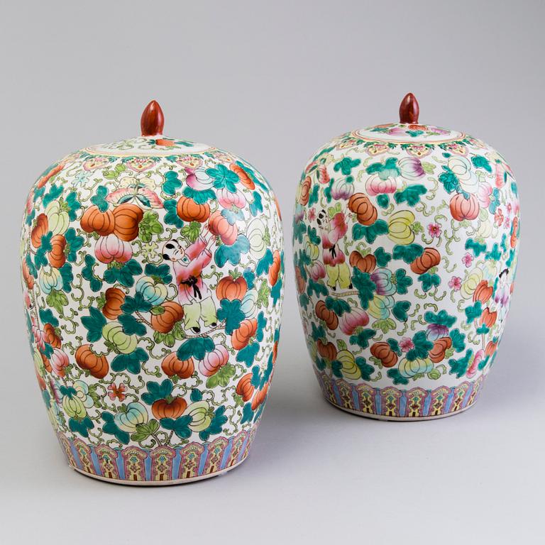 A PAIR OF URNS, porcelain, China first half of the 20th century.