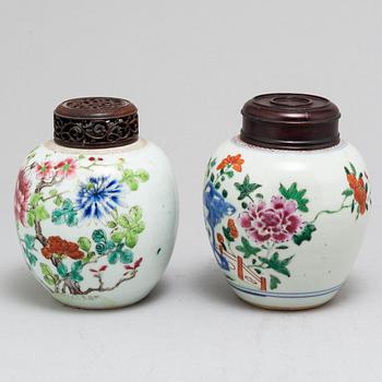 TEKRUKOR, två stycken, porslin. Qingdynastin, 1700-tal resp 1800-tal.