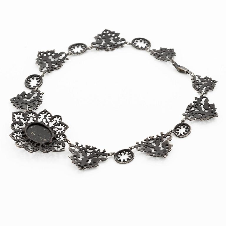 Collier, "eisengold", svärtat gjutjärn, nygotik, 1800-tal.
