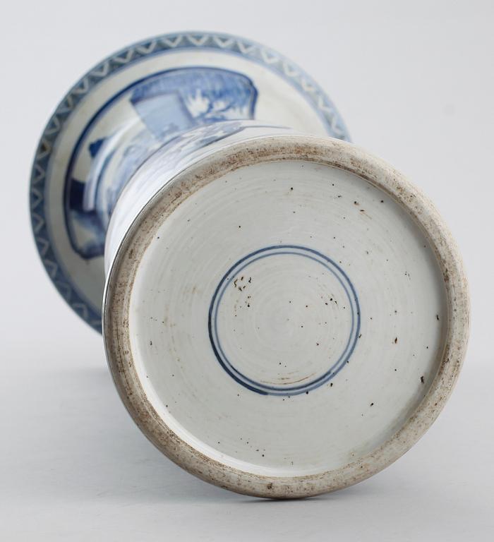 TRUMPETVAS, porslin, Kina, sannolikt 1900-tal.