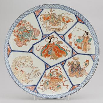 A large enameled dish, Japanese, meiji (1868-1912).