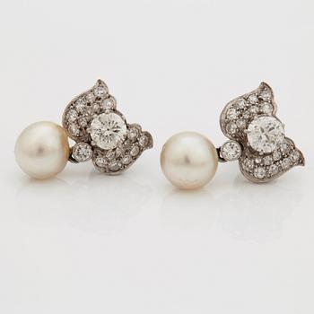 A PAIR OF EARRINGS.