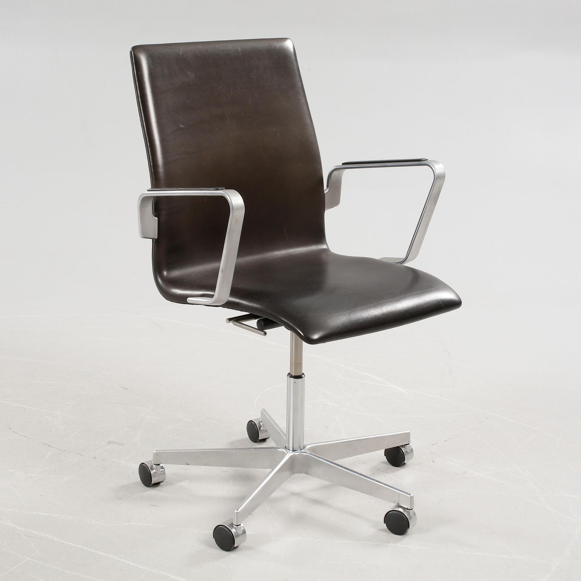 A desk chair, model Oxford, designed by Arne Jacobsen for Fritz Hansen, 2005.