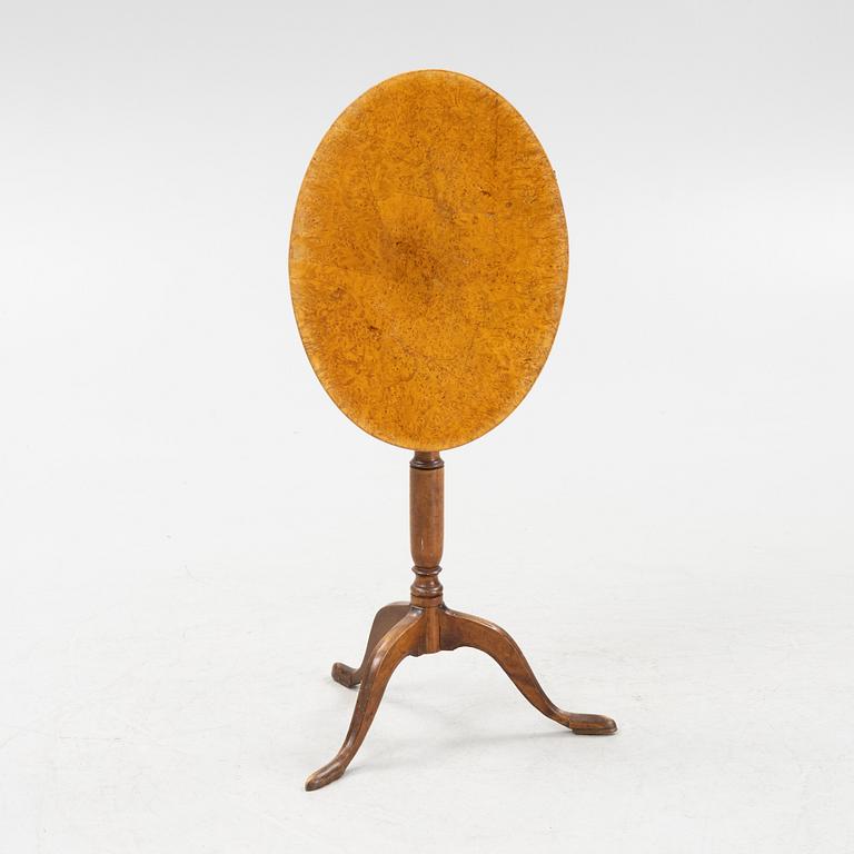 A late Gustavian tilt top table from around the year 1800.