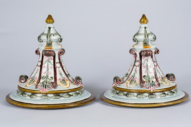 KONSOLER, 1 par, majolika, 1800-talets senare del.
