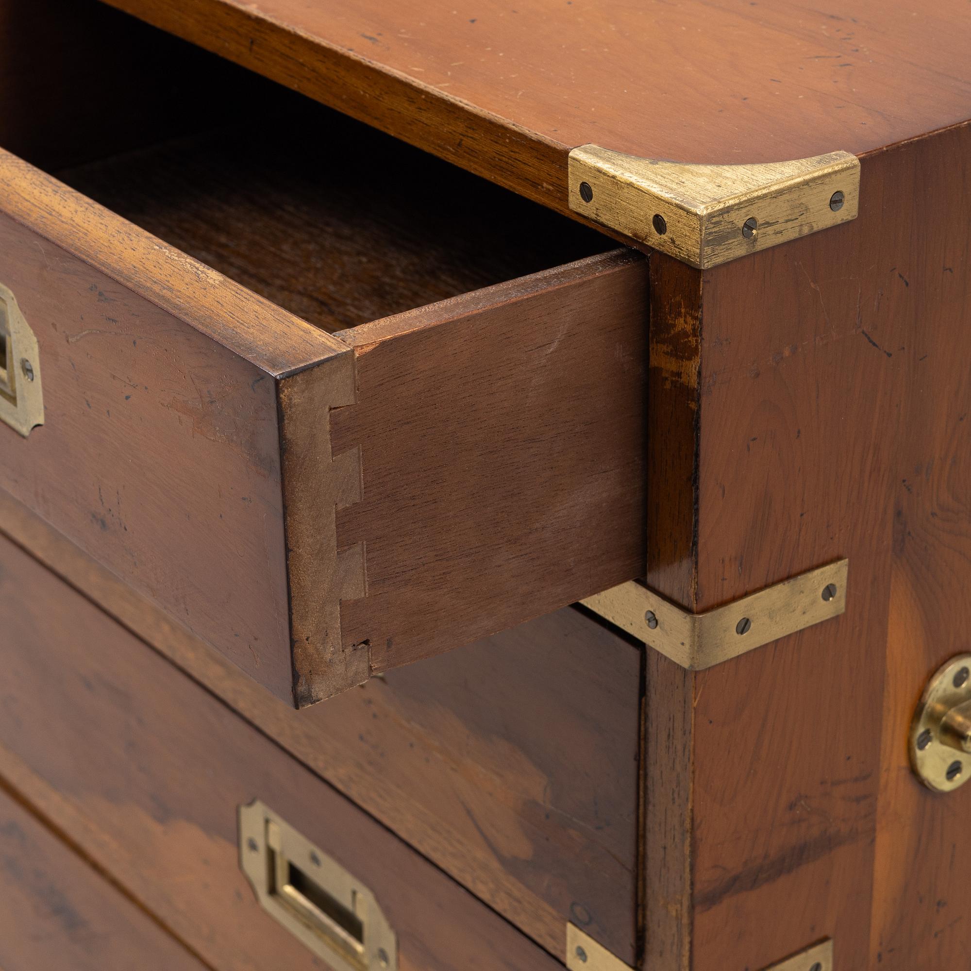 Byrå, troligen England. 1900-talets andra hälft.