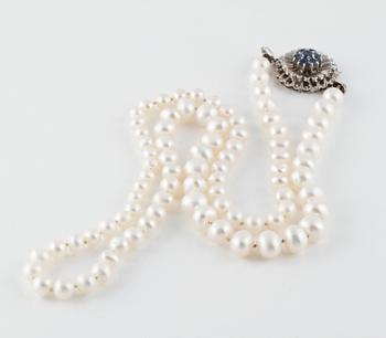 COLLIER, odlade pärlor med lås i 18K vitguld samt fasettslipade blå safirer.