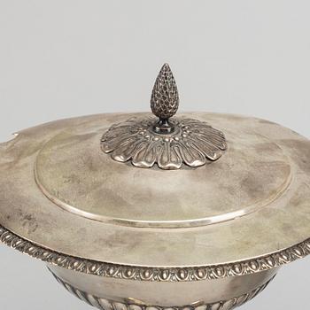 A pair of Swedish 19th century silver suger bowls, mark of A Zethelius Stockholm 1824, height ca 27 cm, weight ca 1165 g.