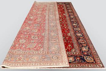 A carpet, Tabriz, ca 472 x 302 cm.