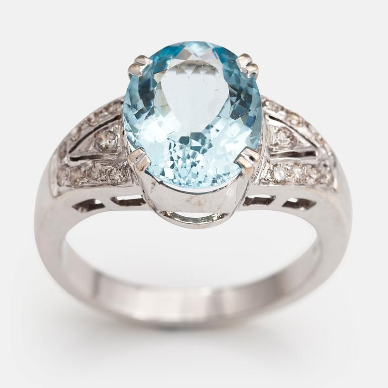 An 18K white gold ring with a aquamarine ca. 3.40 ct and brilliant cut diamonds ca. 0.18 ct in total. Estonia.