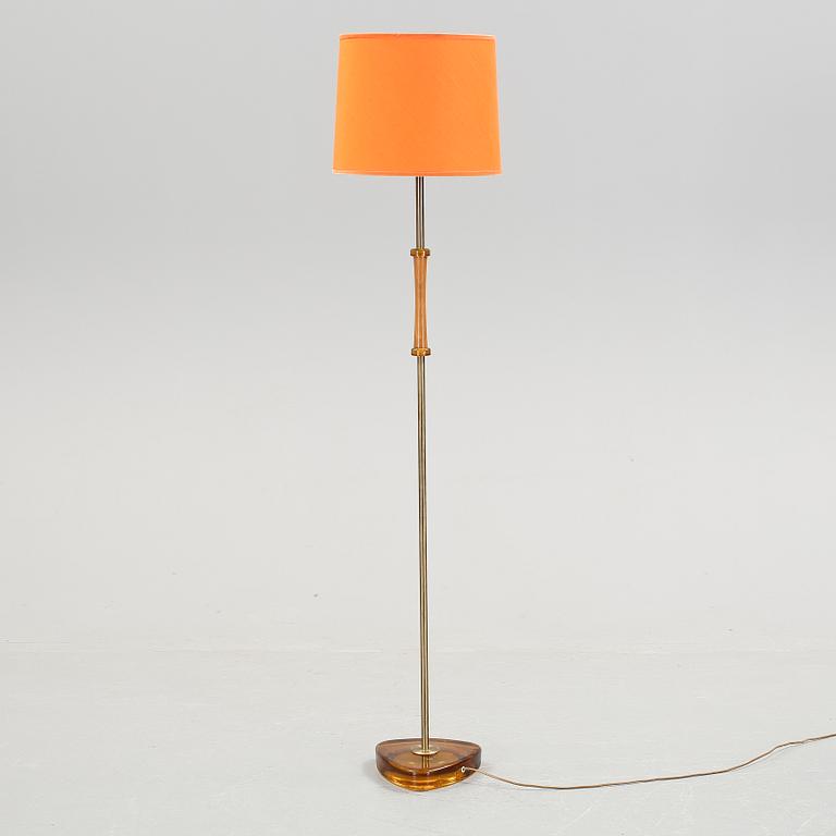 GOLVLAMPA, 1960-tal. Mässing, teak och glas.