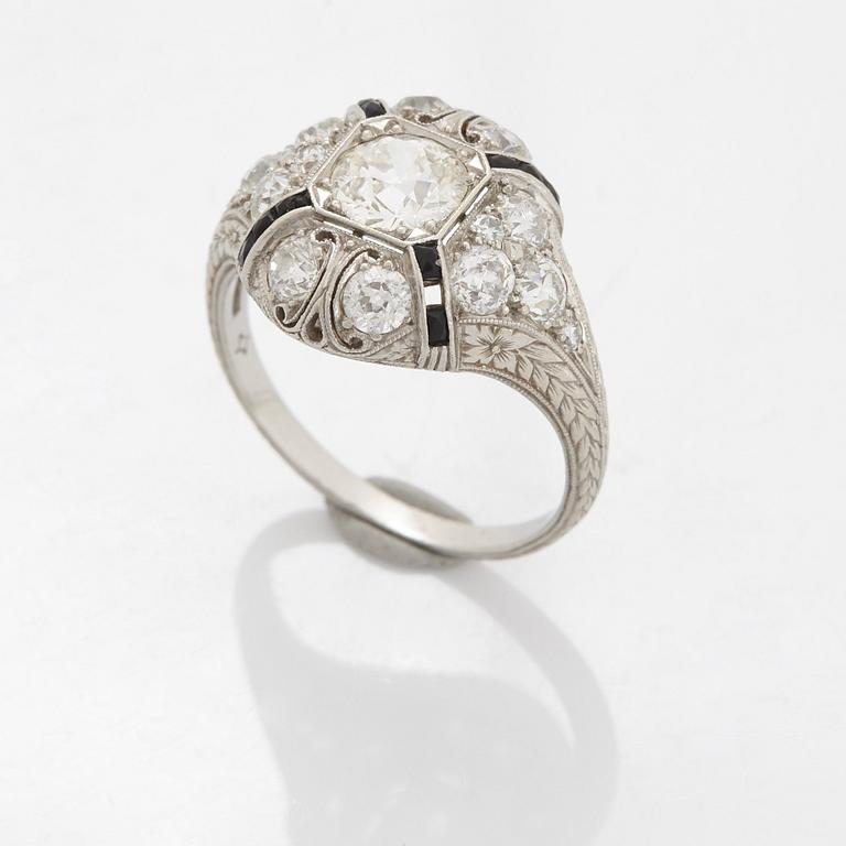 Ring platina med en gammalslipad diamant vikt ca 0.80 ct kvalitet ca H/I i.