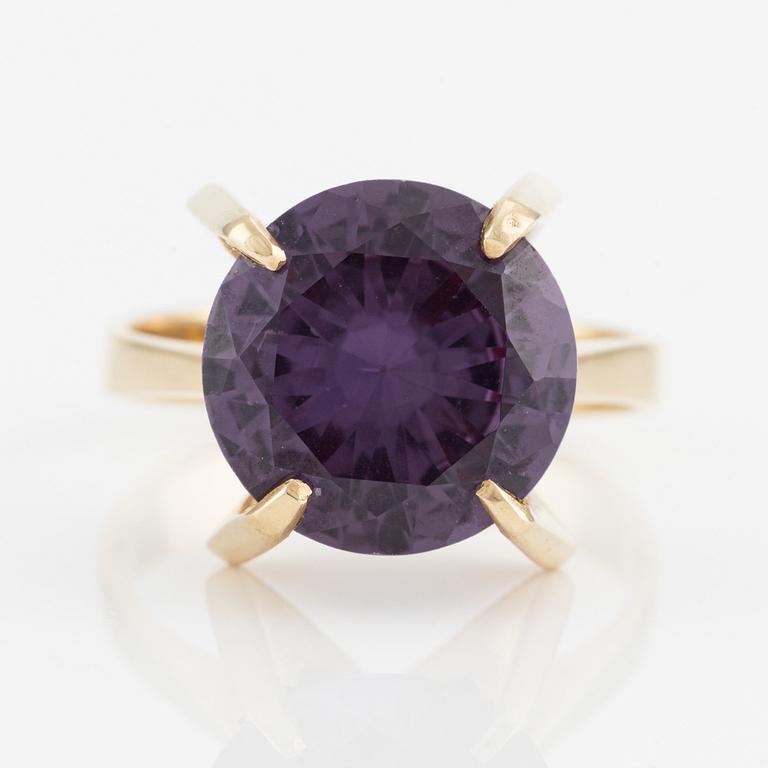Ring 14K guld med en syntetisk färgväxlande safir.