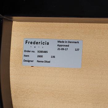 Nanna Ditzel, "Bench for two" modell 2600 & 2601, bänk samt bord, Frederica Stolefabrik, Danmark efter 1989.