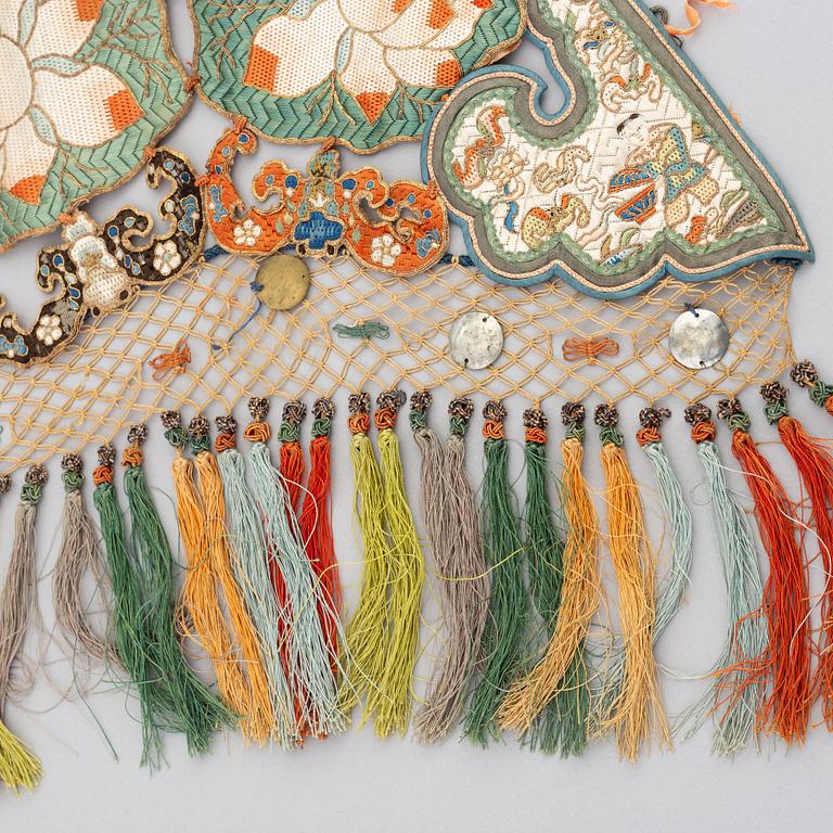 Krage, broderat siden. Kina, tidigt 1900-tal.
