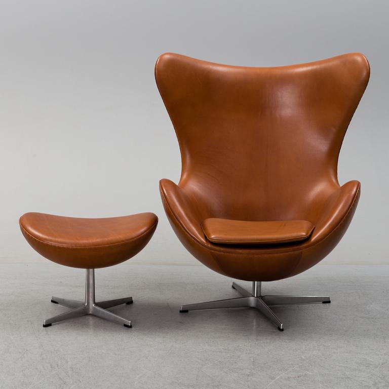 ARNE JACOBSEN, "Ägget", fåtölj med fotpall, Fritz Hansen, sent 1900-tal.